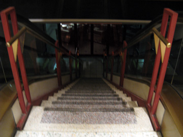 Chicago Place, escalator to closed Bockwinkels food mart